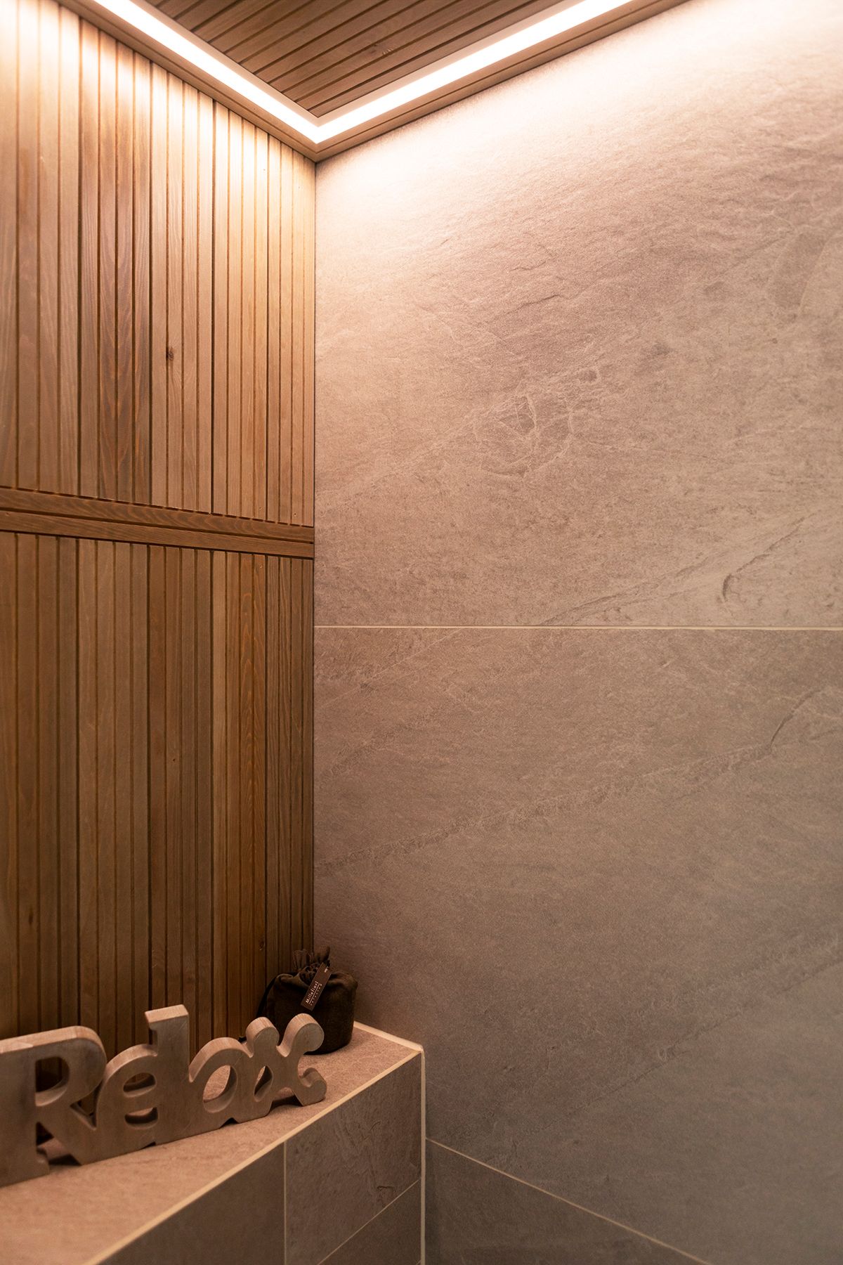 Led-band i taket i en jämn profil som cirklar runt i rummet.